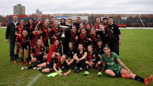 Campeonas 2023. El plantel de Newell’s se quedó con la primera edición al vencer a Social Lux 1 a 0.&nbsp; La Copa Vanina Correa fue entregada por el presidente Mario Giammaría.&nbsp;