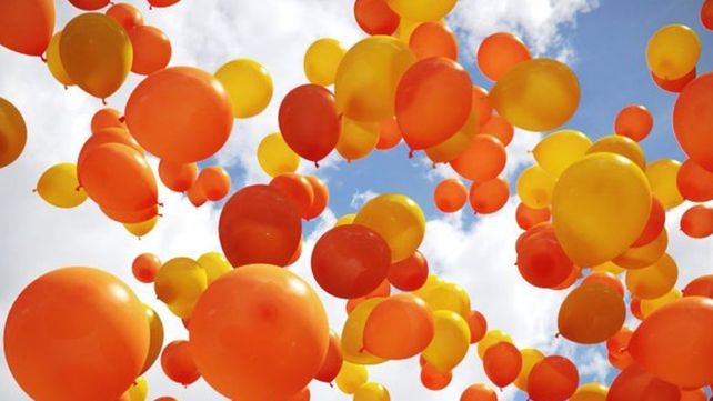 Realizan una suelta de globos en lucha contra el cáncer infantil