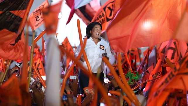 Una encuesta a boca de urna le otorga una ajustada victoria a Keiko Fujimori en Perú