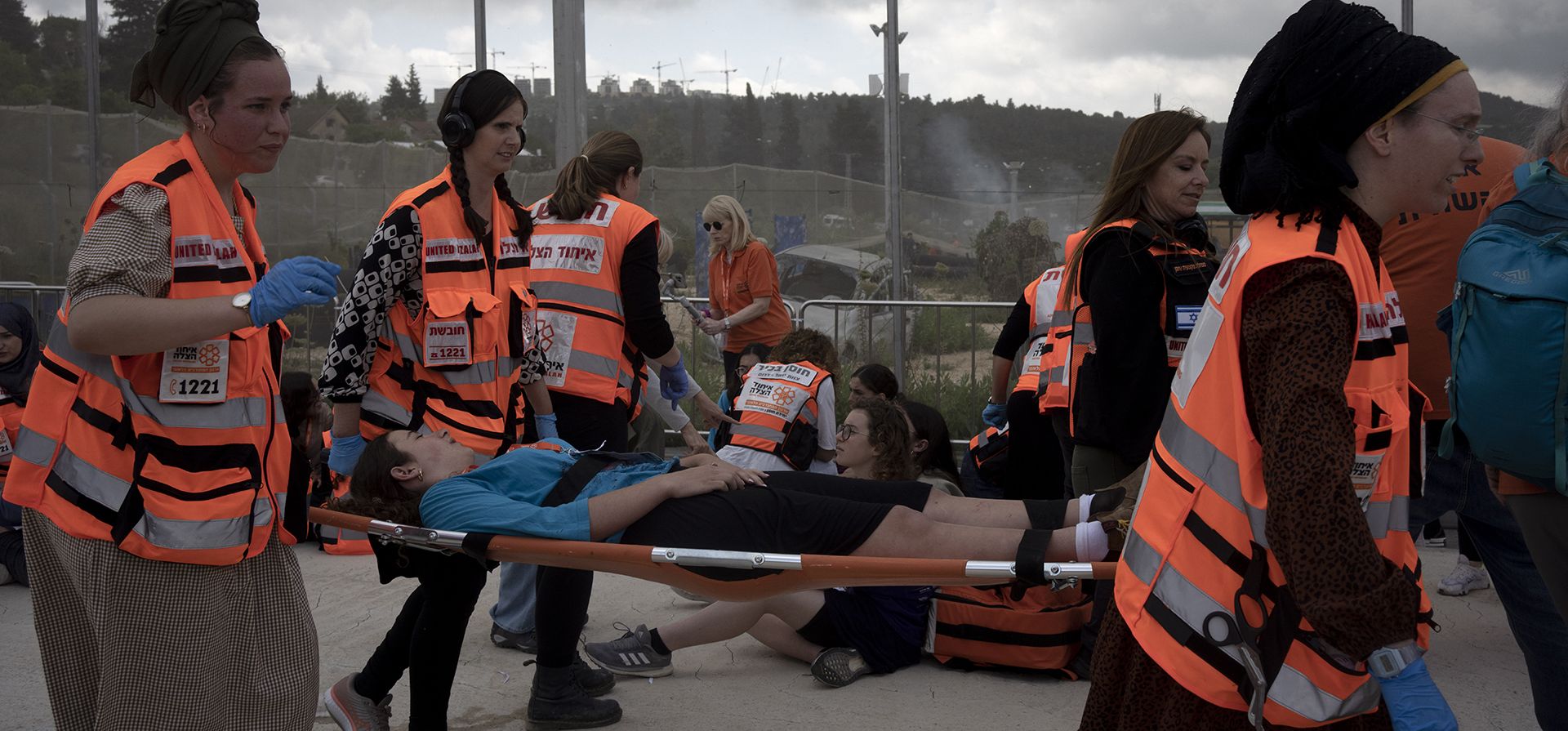 Médicas del servicio de emergencia de United Hatzalah llevan a una voluntaria en un ejercicio de entrenamiento que simuló un ataque terrorista en Kiryat Anavim, cerca de Jerusalén, el viernes 28 de abril de 2023. (Foto AP/Maya Alleruzzo)