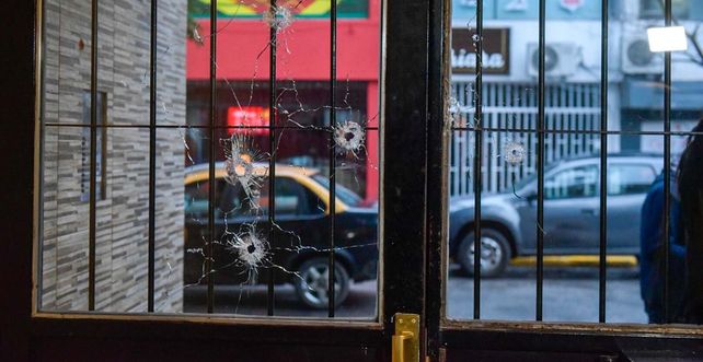 Dos hombres en moto atacaron a balazos el frente de un edificio a una cuadra de Tribunales