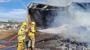 Un voraz incendio consumió gran parte de una planta de tratamiento de residuos en General Campos, Departamento San Salvador. Al siniestro debieron concurrir los bomberos que trabajaron arduamente para sofoca las llamas. El origen del mismo habría sido un cortocircuito.