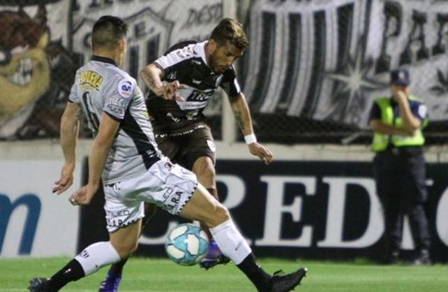 Platense le quitó el invicto a Estudiantes de Caseros