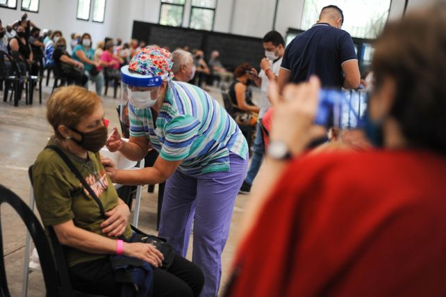 LA RURAL. Los adultos mayores que por marzo recibieron la primera dosis de AstraZéneca