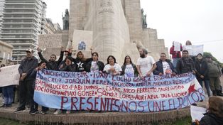 Cientos de personas concurrieron al Monumento a reclamar justicia por las víctimas de la inseguridad en Rosario.&nbsp; 
