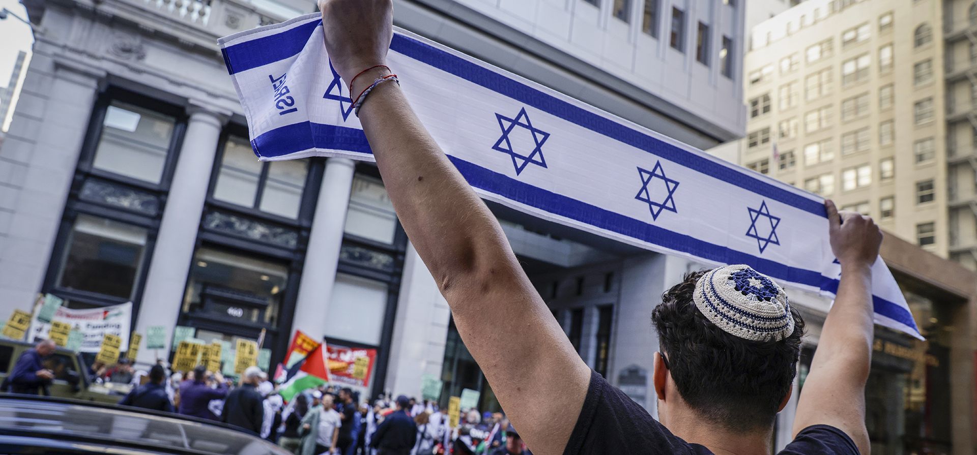 Cientos de partidarios palestinos e israelíes se reúnen frente al Consulado de Israel en San Francisco el domingo 8 de octubre de 2023. (Bronte Wittpenn/San Francisco Chronicle vía AP, Archivo) Cientos de partidarios palestinos e israelíes se reúnen frente al Consulado de Israel en San Francisco el domingo 8 de octubre de 2023. (Bronte Wittpenn/San Francisco Chronicle vía AP, Archivo)