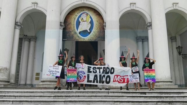 #8M Reclamaron un Estado laico con una intervención frente a la Catedral de Paraná