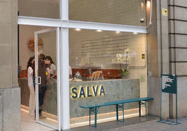 Frente vidriado de la tienda de Salva Helados.