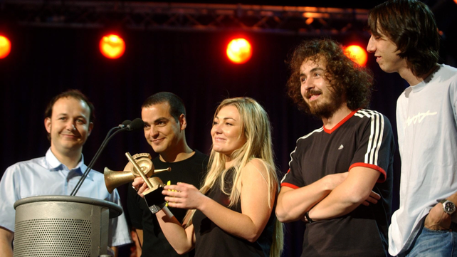 La Oreja de Van Gogh recibe un premio durante la época de Amaia Montero como vocalista.