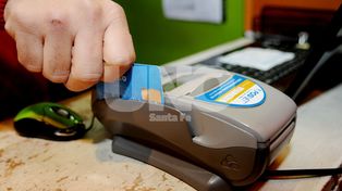 Las comisiones por el cobro con débito se trasladarían a los precios