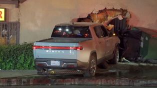 El actor Alan Ruck, que encarna a Connor Roy en Succession, chocó su camioneta contra una pizzería.