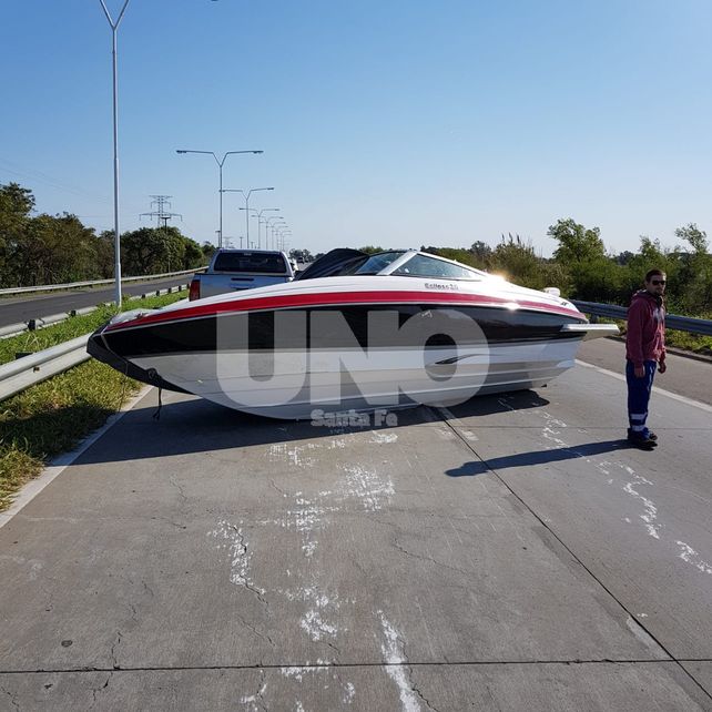 Una lancha en el medio de la ruta 168