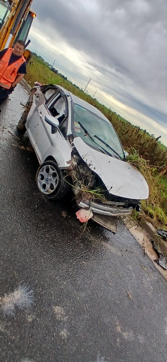 El coche quedó roto y lleno de pasto.