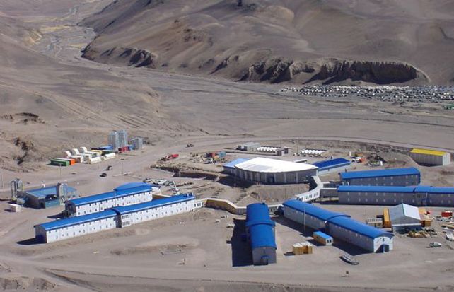 La solución derramada se utiliza en la mina para separar el oro de la roca molida.