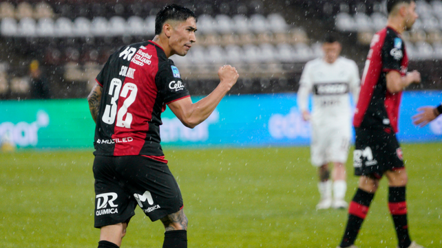 Santiago Solari convirtió y celebra el gol del Newell's sobre Platense en Vicente López.