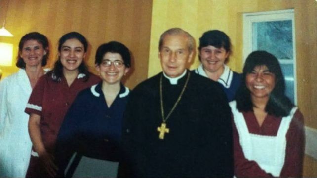 Jóvenes numerarias auxiliares junto al ex Prelado del Opus