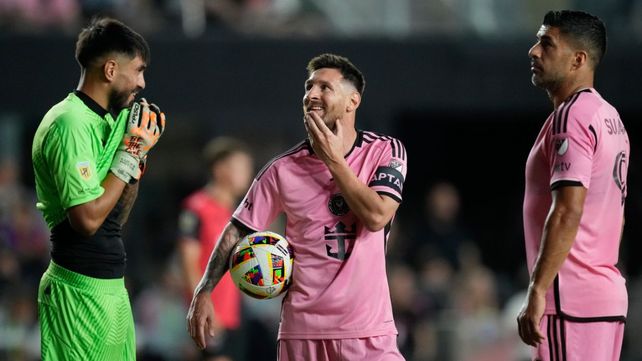 Messi y Hoyos sonríen