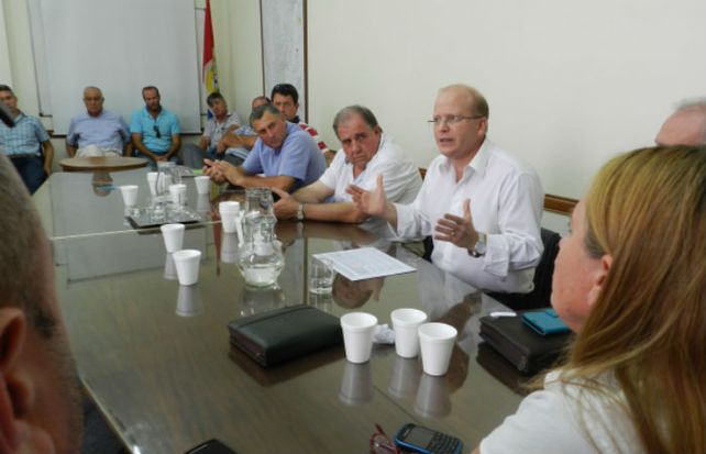 El ministro Contigiani junto a los productores del sector lechero.
