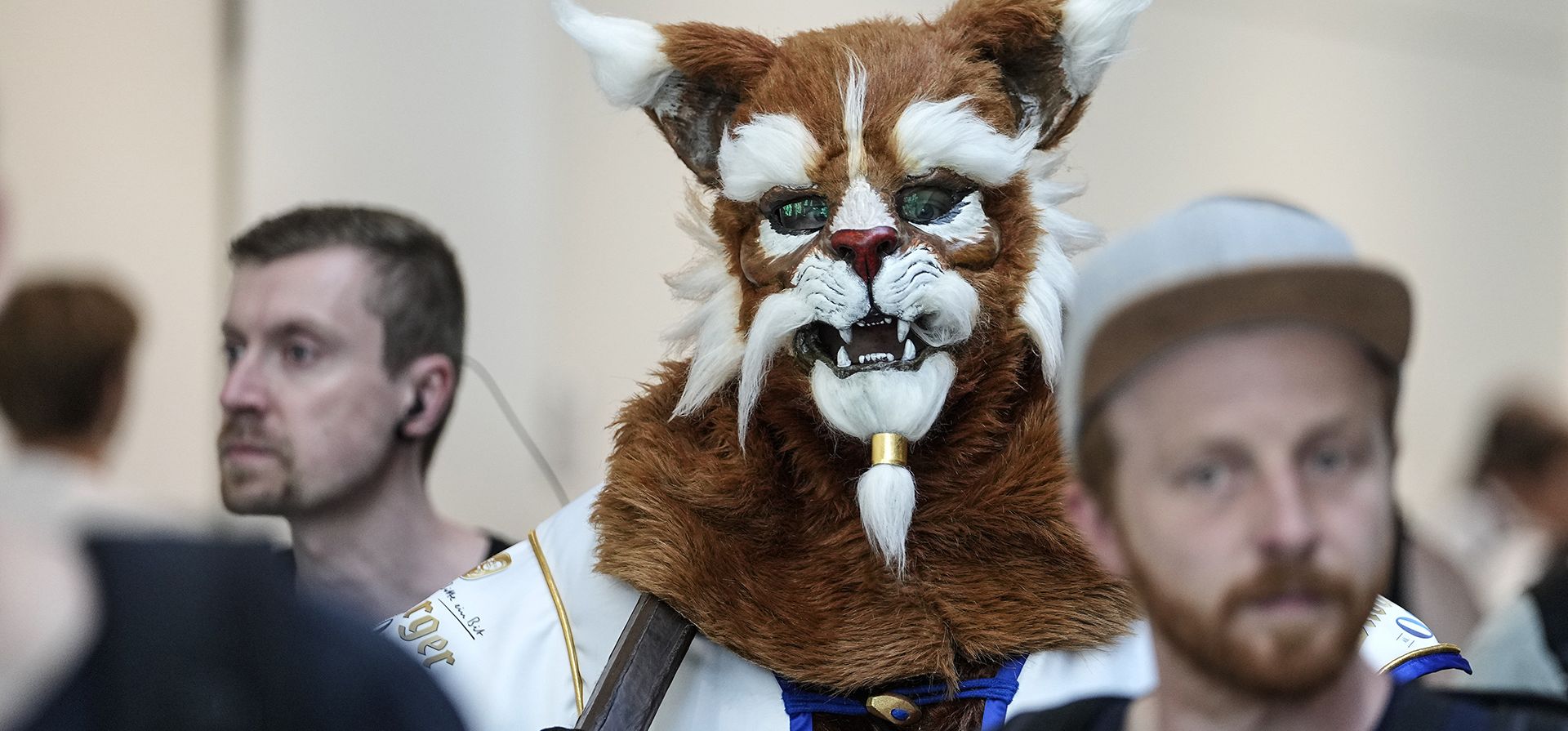 Un cosplayer llega a la feria de juegos de computadora Gamescom en Colonia, Alemania. 