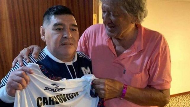 Maradona con la camiseta que le regal&oacute; el Trinche en febrero &uacute;ltimo.