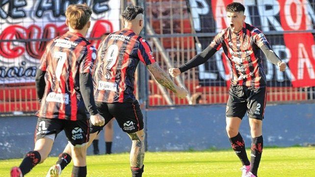 Gabriel Díaz festeja el gol del empate de Patronato.