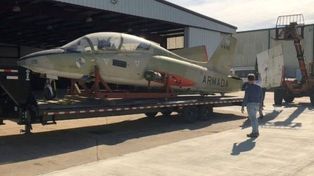 El avión Aermacchi MC339 (4-A-115) de Owen Crippa a pocos días de llegar al país