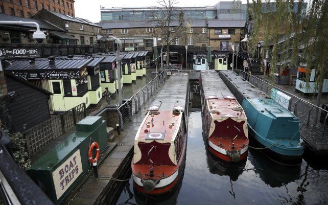 Mercado de Camden Town, área de Londres generalmente llena de turistas y visitantes. El tercer bloqueo nacional de Inglaterra desde que comenzó el brote de coronavirus hizo cambiar la fisonomía del lugar.