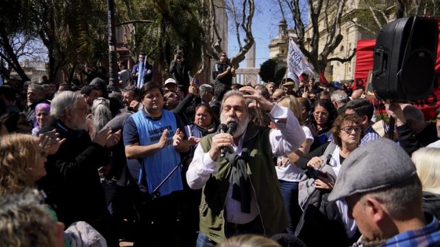 El secretario general del Sindicato de Prensa Rosario, Edgardo Carmona, fue uno de los oradores en el acto en la plaza 25 de Mayo.