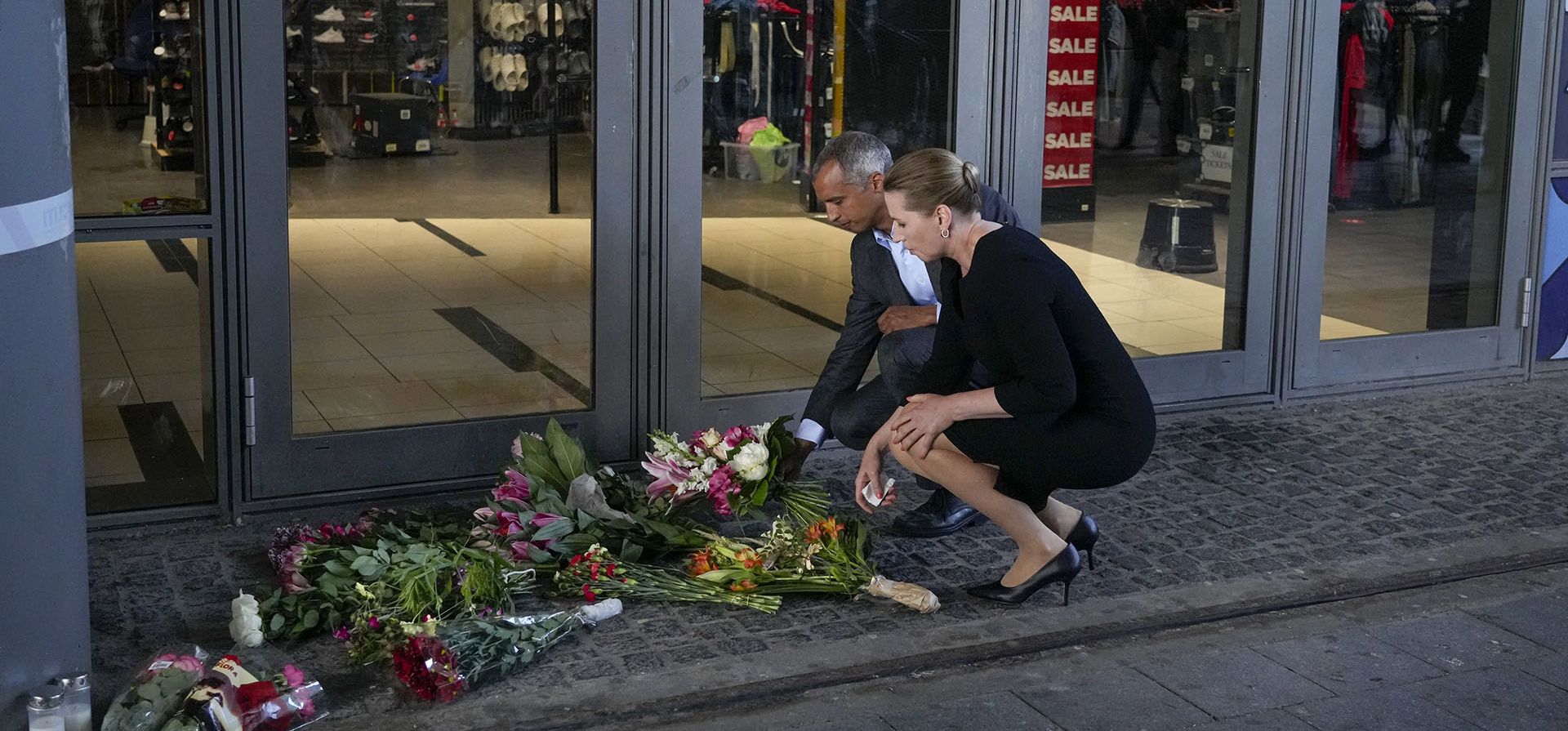 La primera ministra danesa, Mette Frederiksen y el ministro de Justicia, Mattias Tesfaye, colocaron flores en la entrada del centro comercial Field