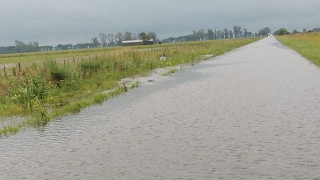 La ruta se encuentra cortada por agua acumulada sobre la calzada.