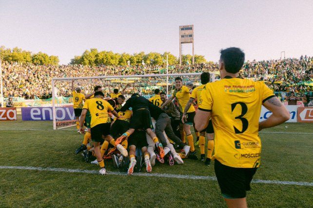 El festejo de los jugadores de Aldosivi.