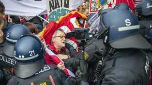 Unidades policiales chocan con manifestantes durante una manifestación del Día del Trabajo, en Stuttgart, Alemania, el lunes 1 de mayo de 2023. (Christoph Schmidt/dpa vía AP)