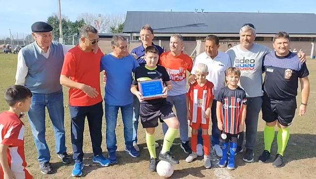 Antes de dirigir su primer partido oficial, el fin de semana pasado, Juan fue distinguido por las autoridades de la Liga Cañadense de Fútbol.