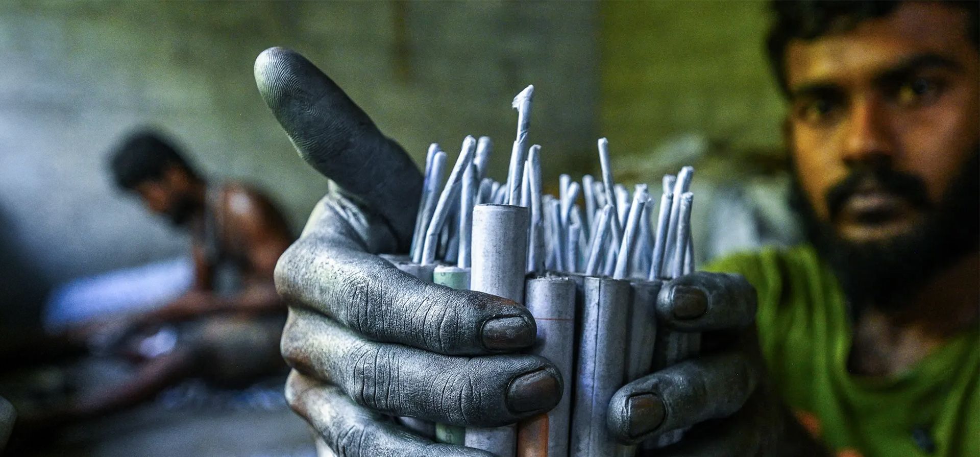 Un trabajador hace petardos en las afueras de Colombo antes de las celebraciones del año nuevo cingalés y tamil, Kimbulapitiya, Sri Lanka. Fotografía: Ishara S Kodikara/AFP/Getty Images Un trabajador hace petardos en las afueras de Colombo antes de las celebraciones del año nuevo cingalés y tamil, Kimbulapitiya, Sri Lanka. Fotografía: Ishara S Kodikara/AFP/Getty Images