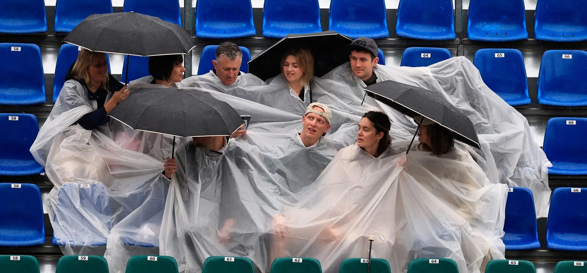 Espectadores con paraguas esperan mientras los partidos se retrasan debido a la lluvia durante el torneo de tenis ATP Masters en el club de campo de Montecarlo, Mónaco. Fotografía: Valéry Hache/AFP/Getty Images Espectadores con paraguas esperan mientras los partidos se retrasan debido a la lluvia durante el torneo de tenis ATP Masters en el club de campo de Montecarlo, Mónaco. Fotografía: Valéry Hache/AFP/Getty Images