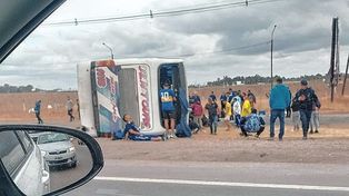 Volcó un micro que llevaba hinchas de Boca, hay un muerto.