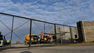 El obrador u hormigonera de la AO12 y autopista Rosario Córdoba, donde se encontró mal herido al sereno.