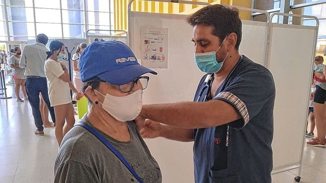 Paraná: largas colas para hisoparse y también para vacunarse