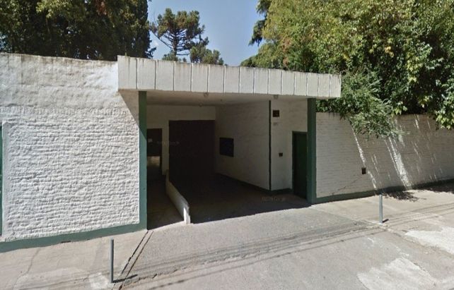 Frente. El ingreso del geriátrico “El Parque” de Hurlingham donde se hizo un operativo sanitario.