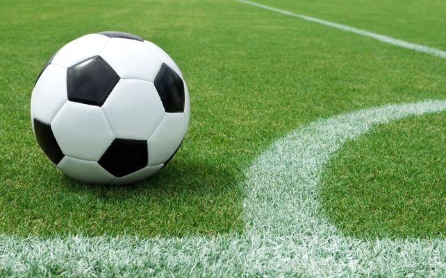 Falleció uno de los jugadores que disputaba un partido por la liga de fútbol en Rincón