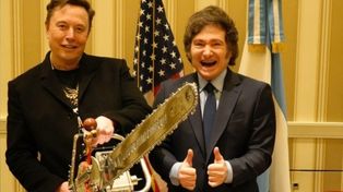Milei llegó a Estados Unidos, se fundió en un efusivo abrazo con Elon Musk y le regaló una motosierra