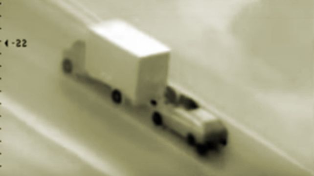 Las cámaras de seguridad registraron el robo en plena autopista.