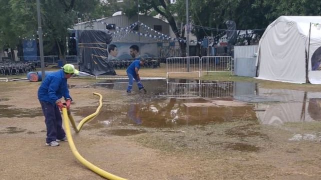 Personal municipal y miembros de las asociaciones pusieron manos a la obra este domingo para mejorar el estado del predio tras las lluvias.