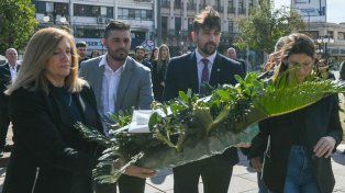 Autoridades recordaron el legado de San Martín en un nuevo aniversario de su fallecimiento. El acto se realizó al pie de su monumento, en Paraná