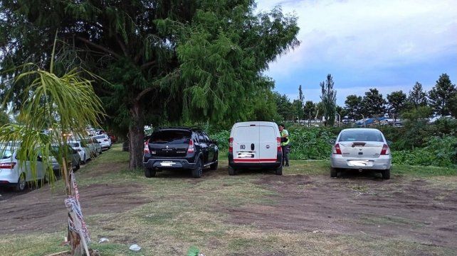 quince autos fueron multados por dañar el espacio verde en la zona de Thompson en Paraná.&nbsp;