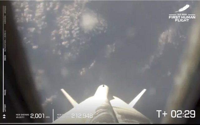 El cohete New Shepard de Blue Origin despega el martes 20 de julio de 2021. El cohete transporta a los pasajeros Jeff Bezos, fundador de Amazon y la empresa de turismo espacial Blue Origin, su hermano Mark Bezos, Oliver Daemen y Wally Funk.