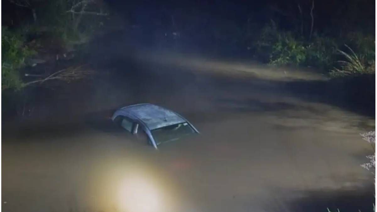 Un auto cayó a un arroyo y un familiar rescató a sus dos ocupantes