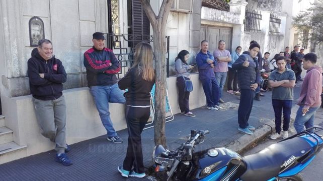 Larga cola en la puerta de LT15 de Concordia