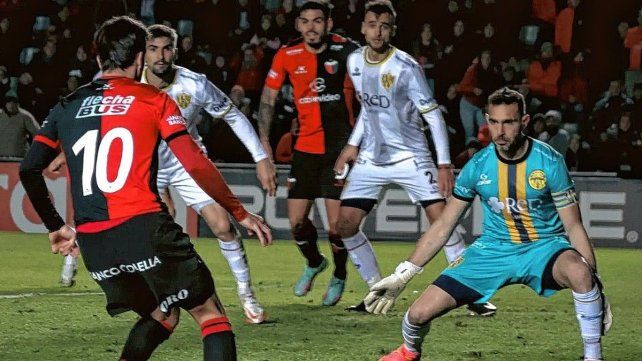 Colón resignó la primera posición de la zona B en Primera Nacional luego de empatar ante Atlanta en Santa Fe.