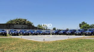 Camionetas nuevas para la Policía. Los vehículos se destinaron a la Unidad Regional I, 9 camionetas, y las dos restantes a la Guardia Rural Los Pumas.